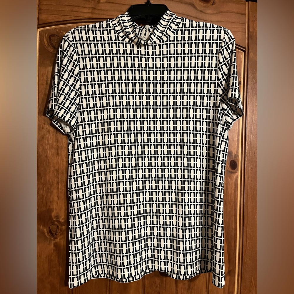 Anne Klein black/white chain link top. Back zipper at top.